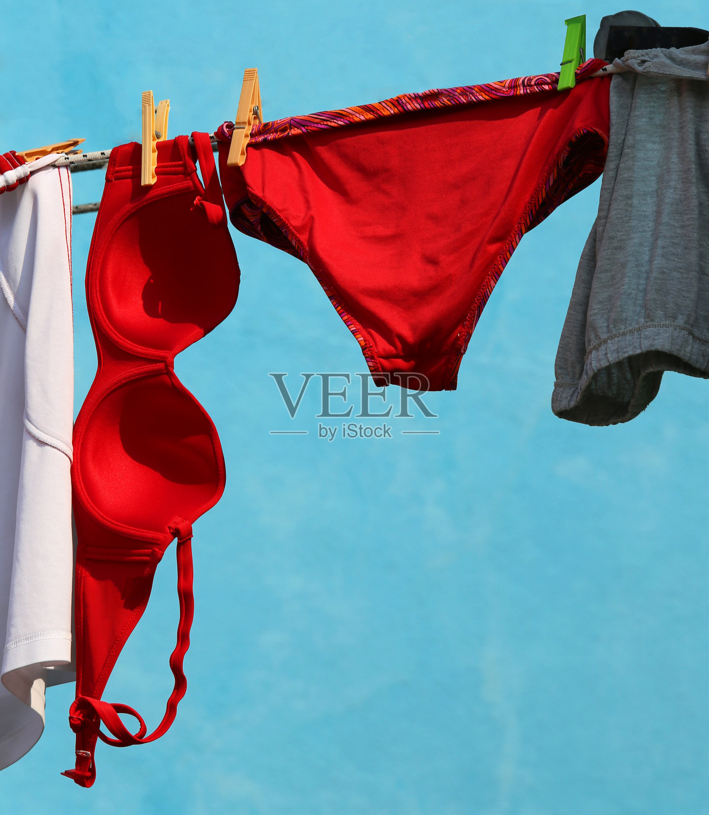 红色内裤女人和红色胸罩在外面晃荡照片摄影图片