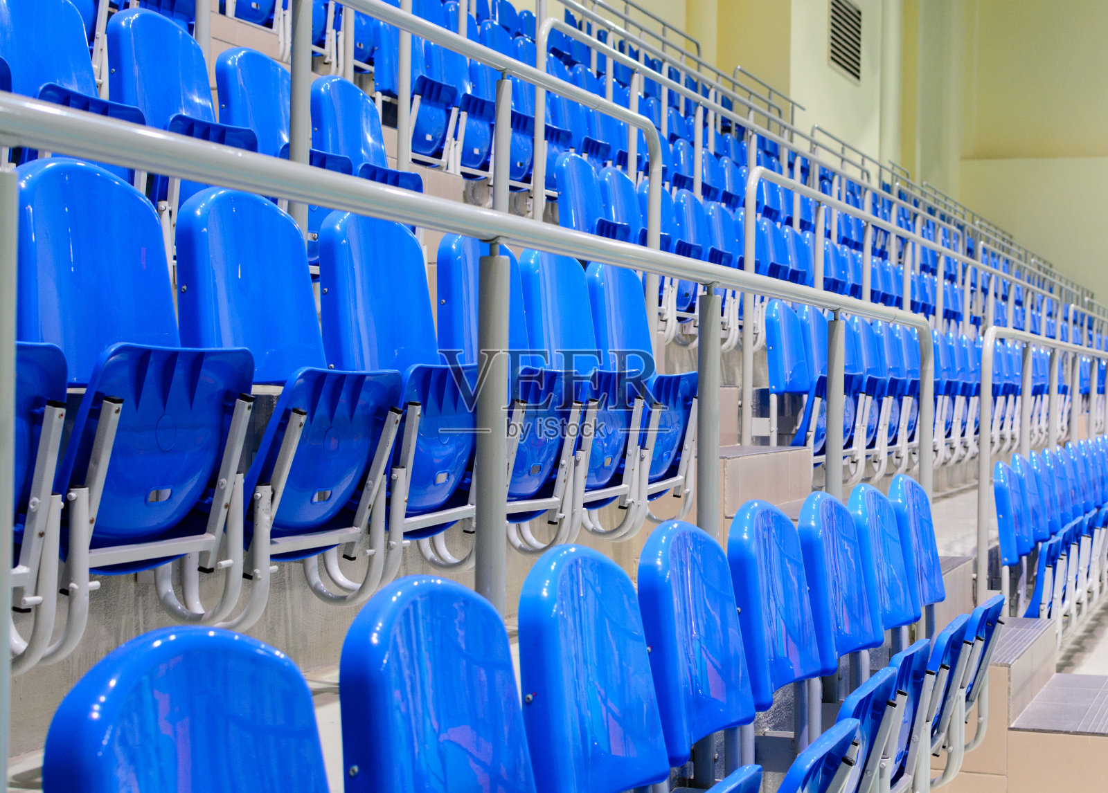 操场上的空看台照片摄影图片