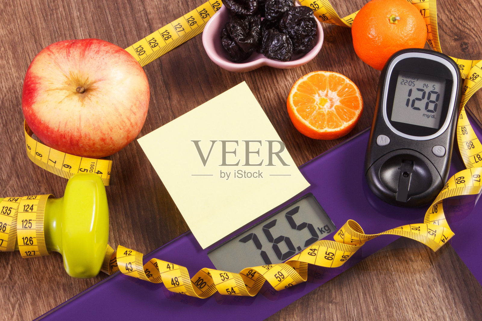 电子浴室秤和血糖仪，健康食品和哑铃照片摄影图片