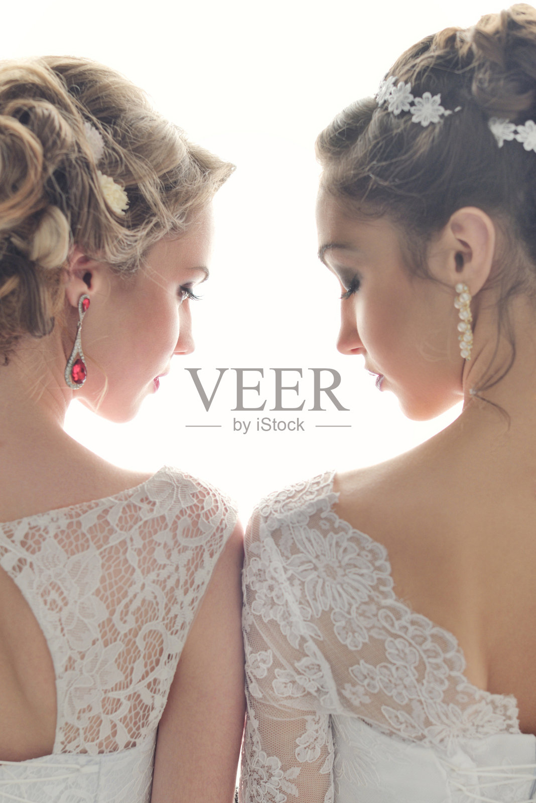 两个美丽的新娘一起摆姿势照片摄影图片