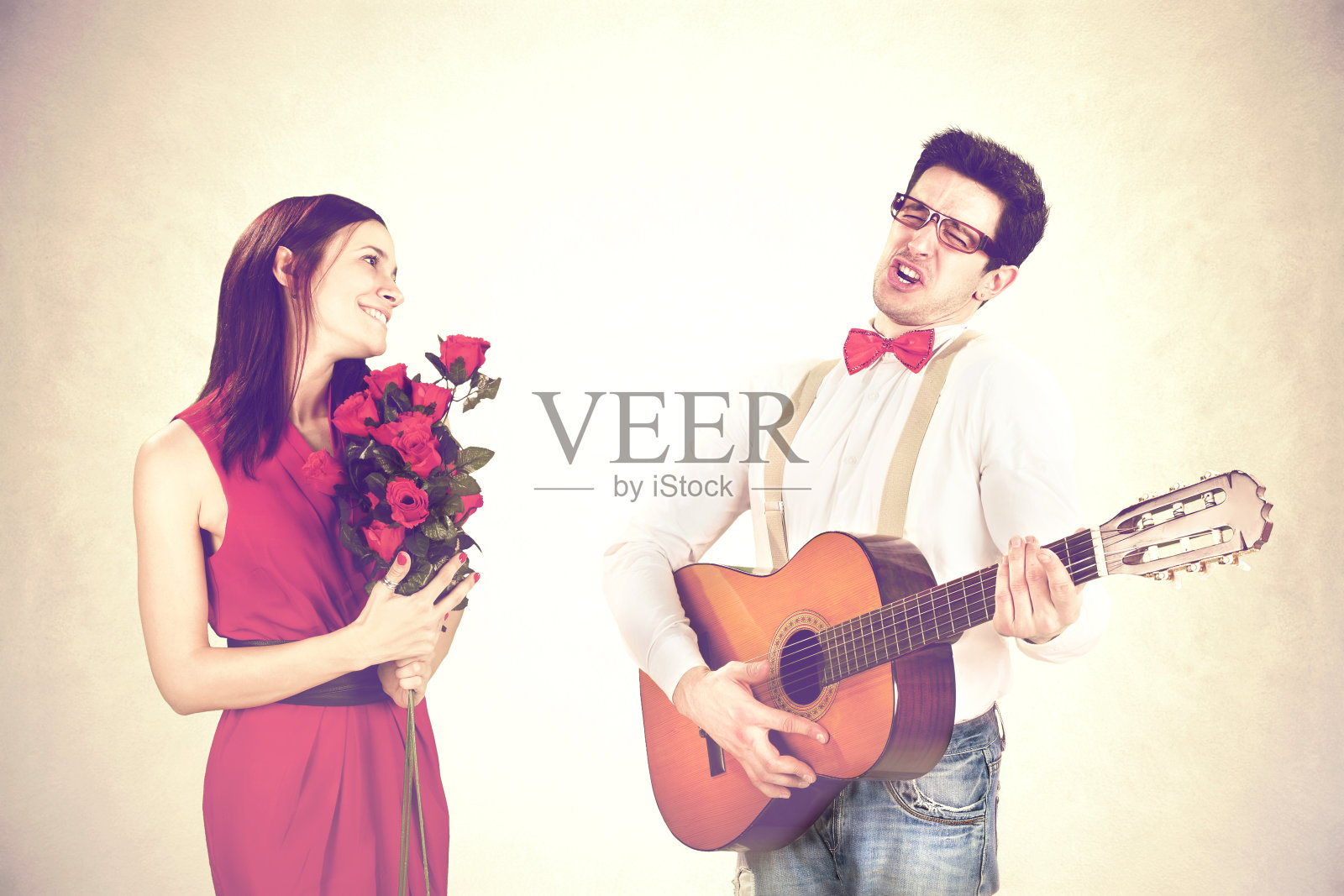 酷小伙用甜美的小夜曲赢得了他的女人照片摄影图片