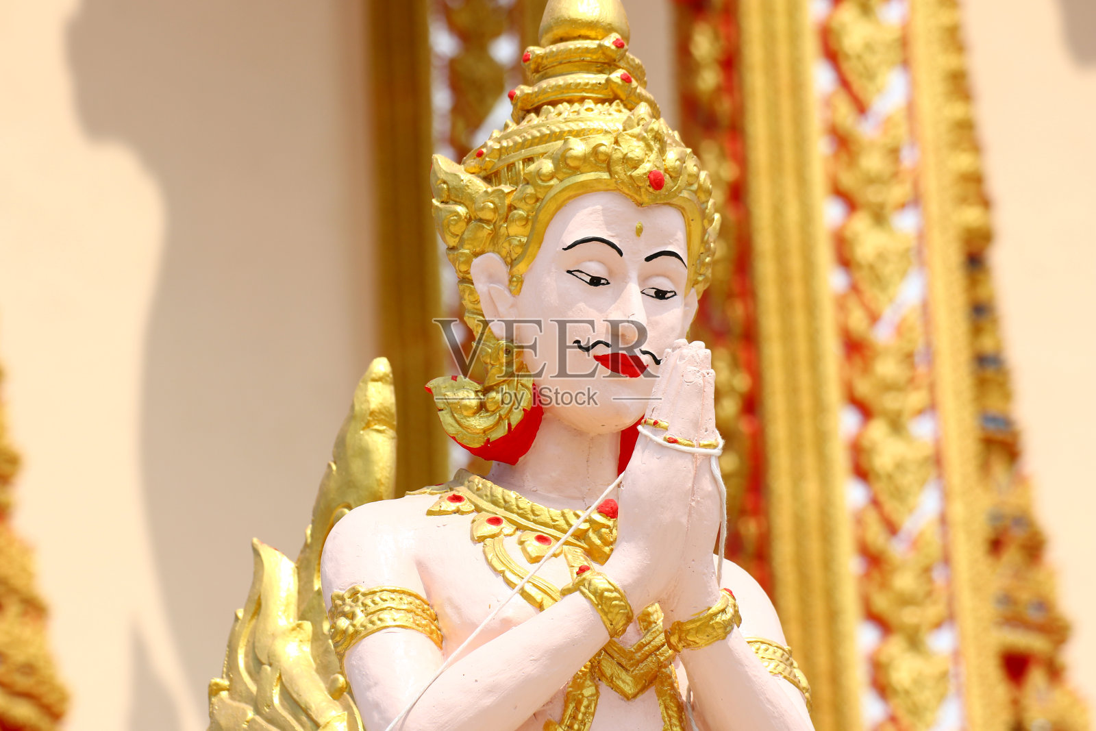 泰式角雕在寺庙中。照片摄影图片