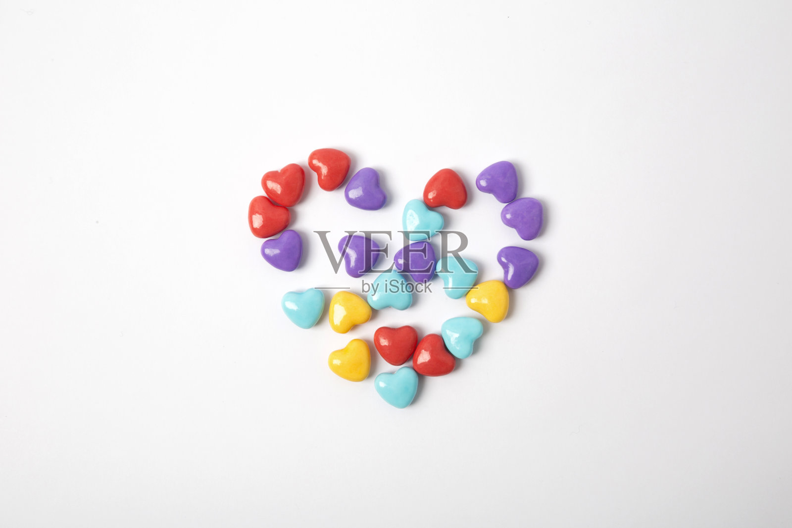 白色背景上的微型塑料心形照片摄影图片