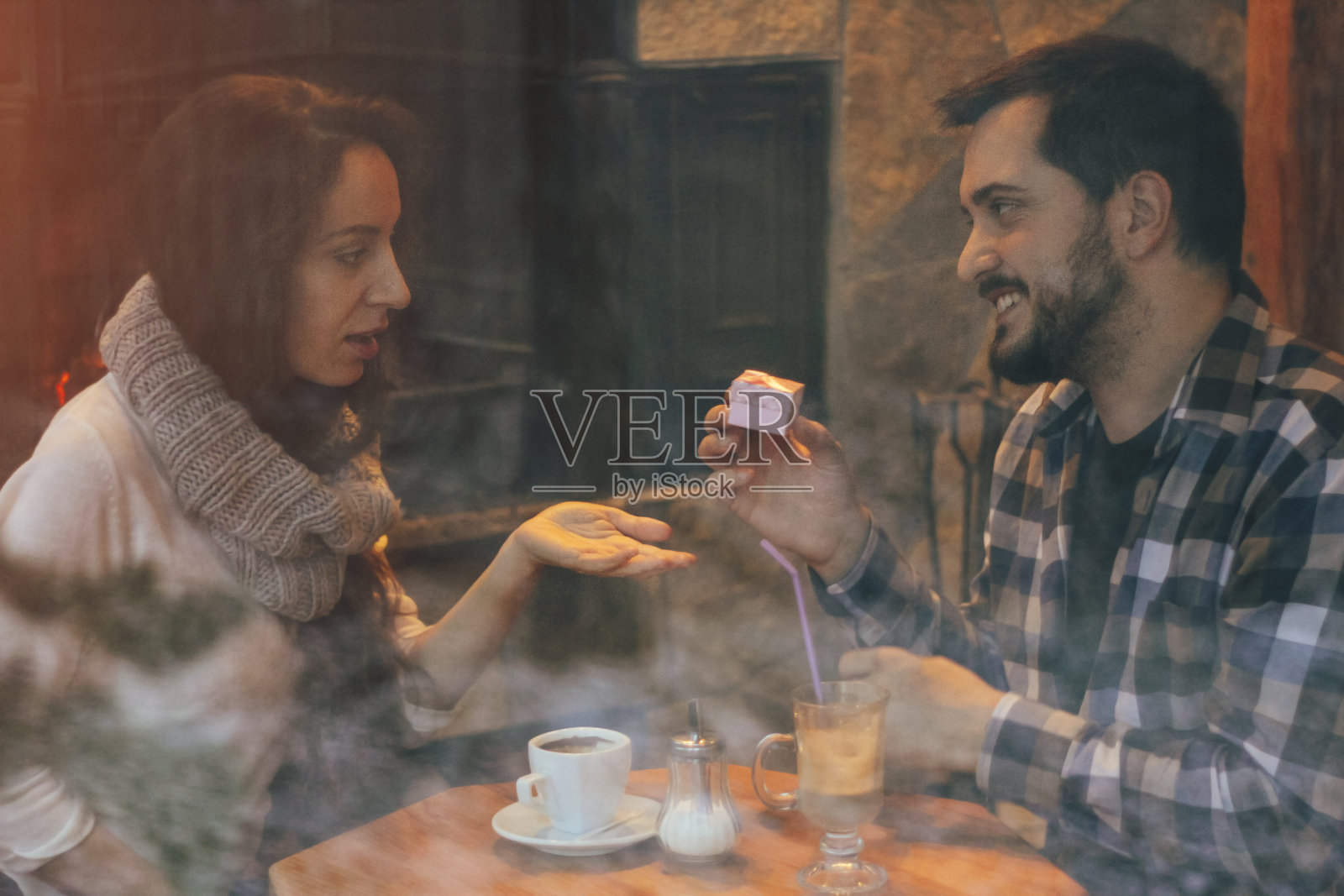 男人给他女朋友送礼物照片摄影图片