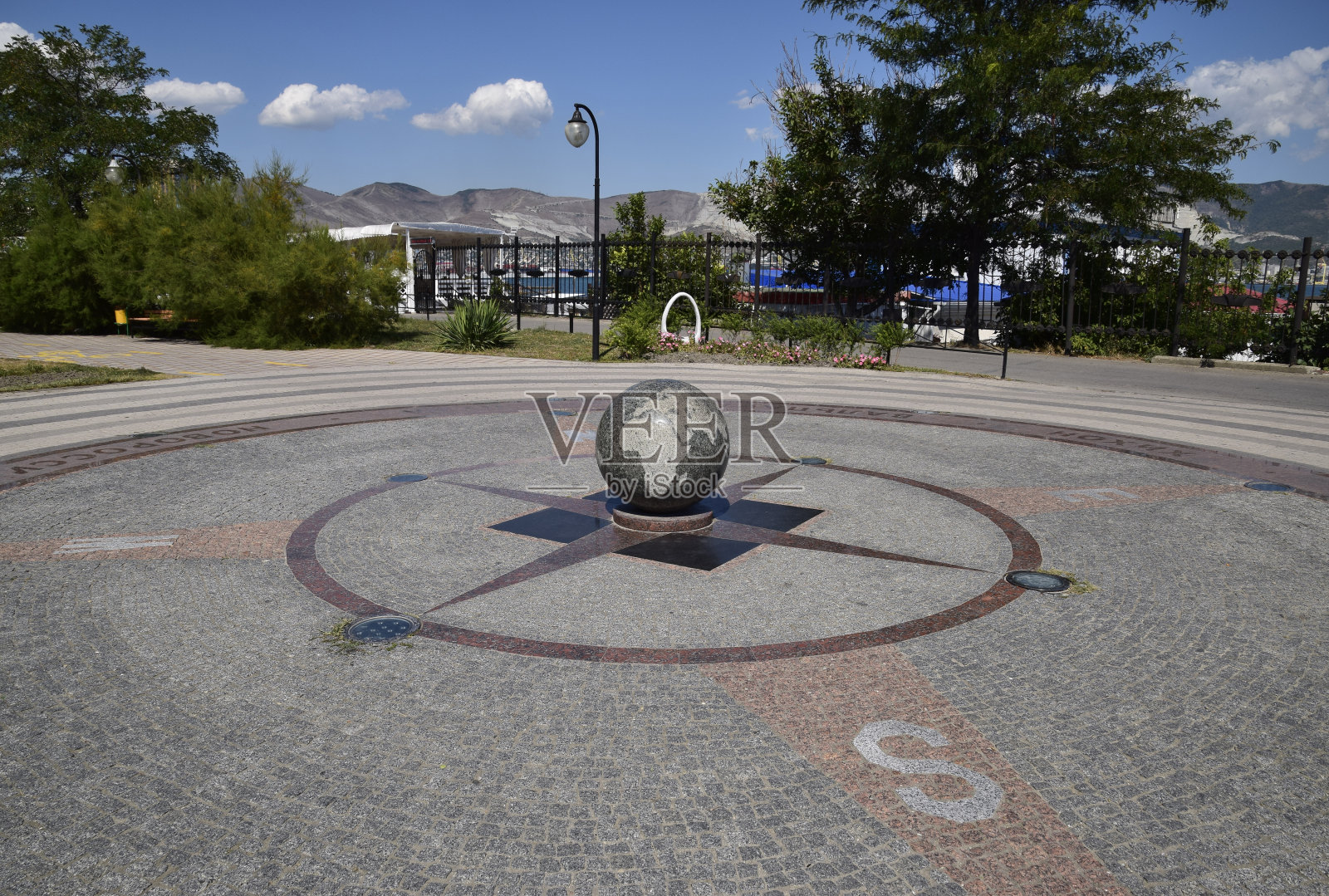 花岗岩碗刻有世界地图照片摄影图片