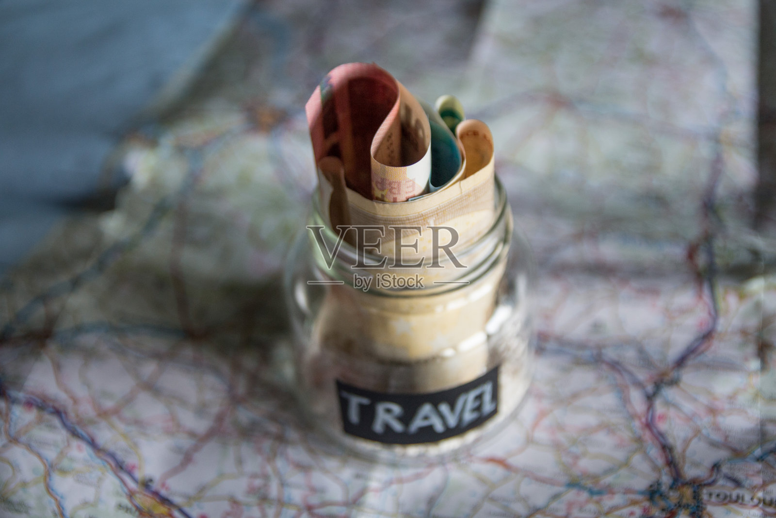 存钱罐里的旅行钱照片摄影图片