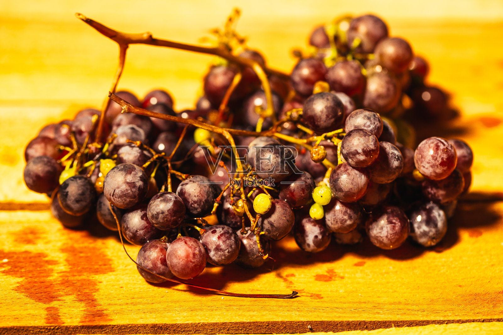 熟透的红葡萄在树枝上近距离模糊照片摄影图片