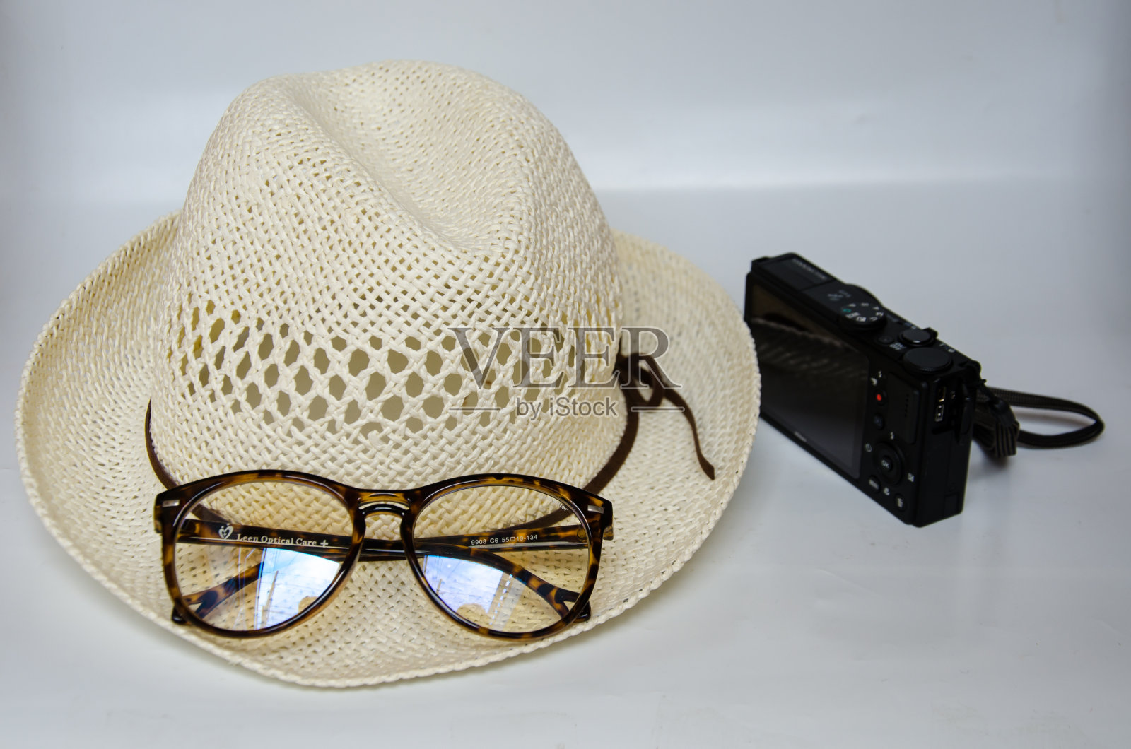 带帽子和太阳镜去度假照片摄影图片