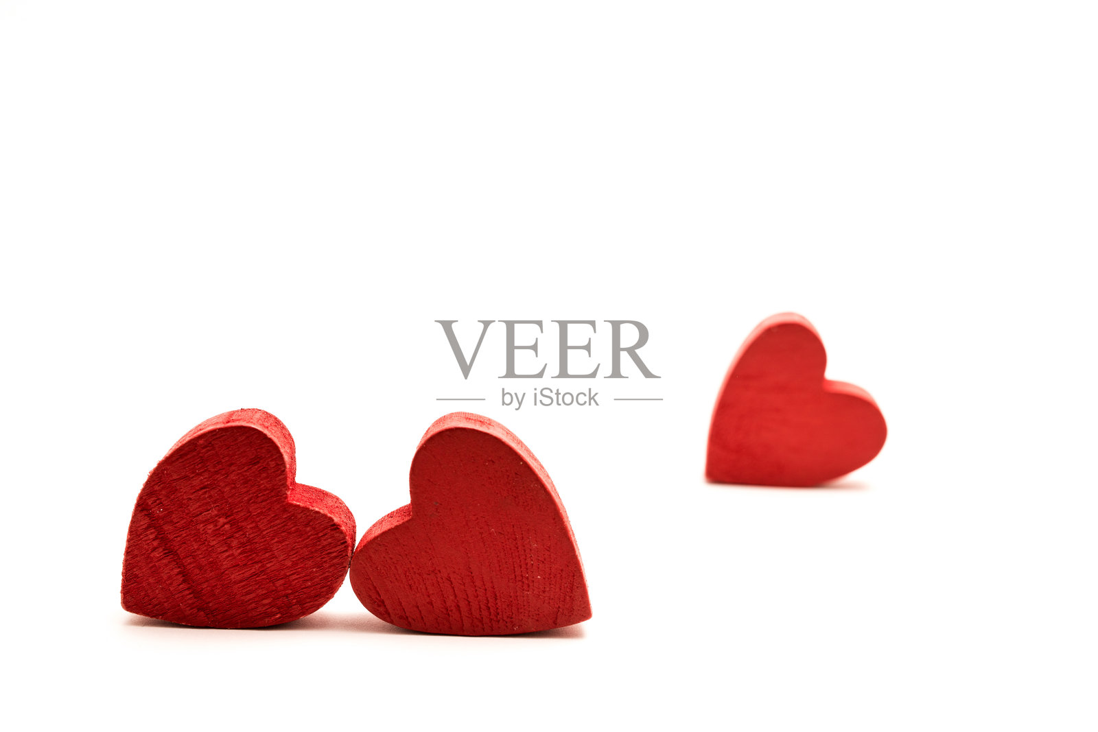 白色背景上孤立的红心照片摄影图片