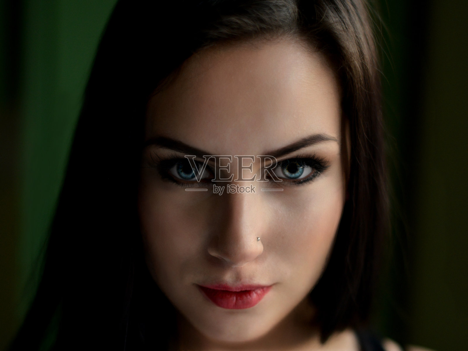 有着美丽的棕色长发的女人照片摄影图片