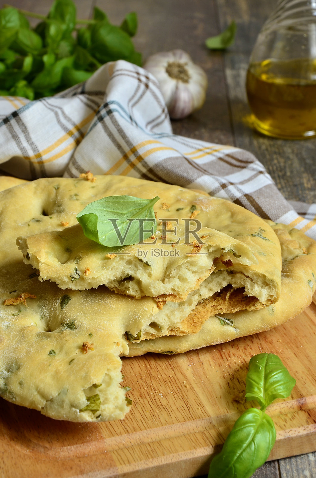 罗勒和大蒜佛卡夏面包。照片摄影图片