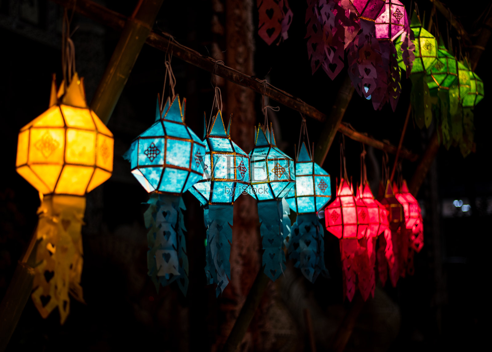 拉娜风格的纸灯笼在Loy krathong日照片摄影图片