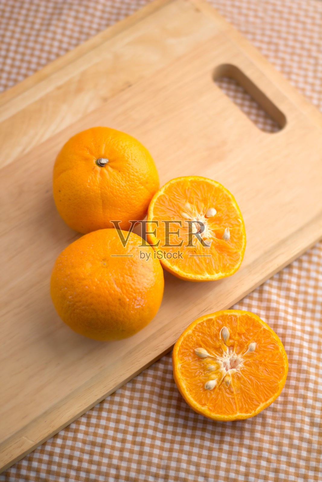 新鲜的橙黄色滑片，木质底座，棕色织物照片摄影图片