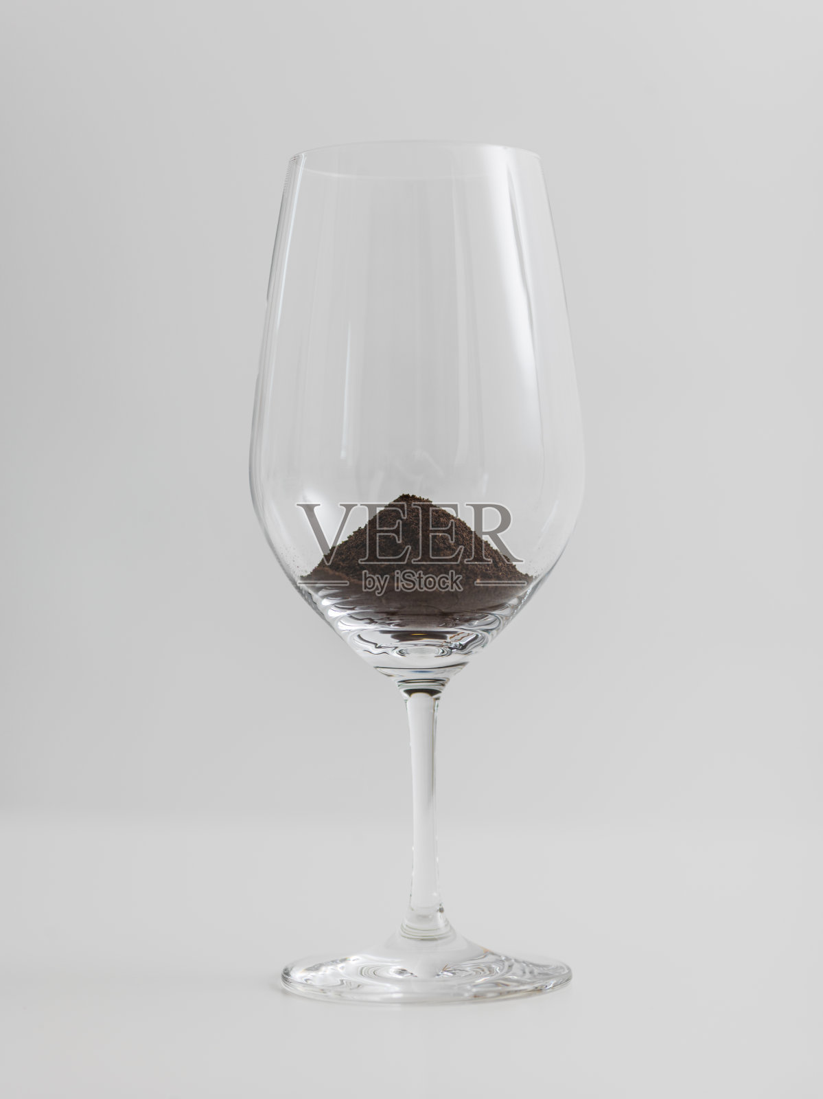 白背景上的葡萄酒杯咖啡照片摄影图片