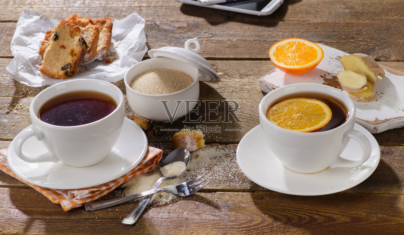 一杯杯配着甜蛋糕和橘子的茶照片摄影图片