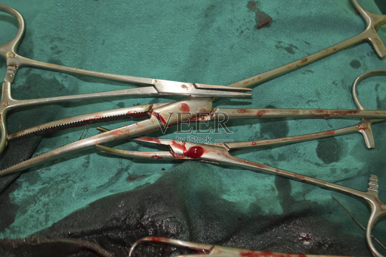 带血手术工具照片摄影图片