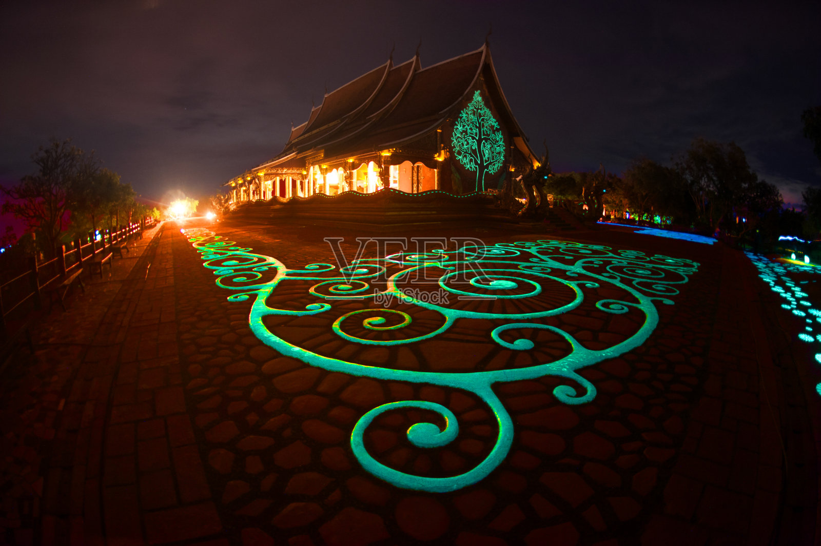 泰国诗琳通佛寺夜间。照片摄影图片