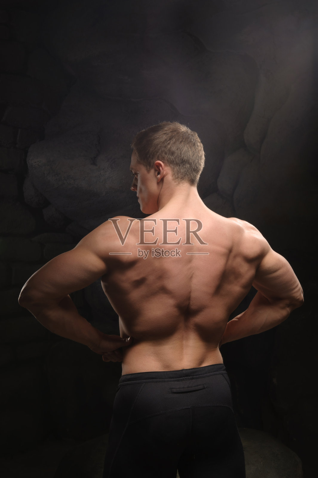 黑色背景的运动员照片摄影图片