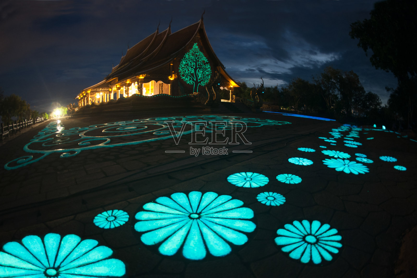 黎明时分，泰国诗琳通佛寺。照片摄影图片