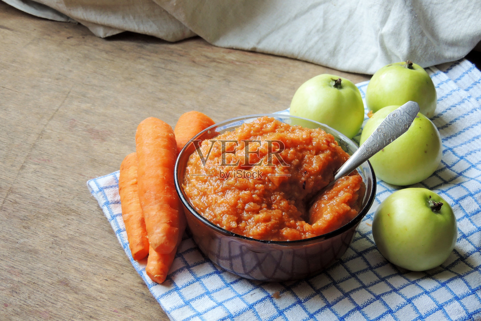 苹果和胡萝卜的泥照片摄影图片
