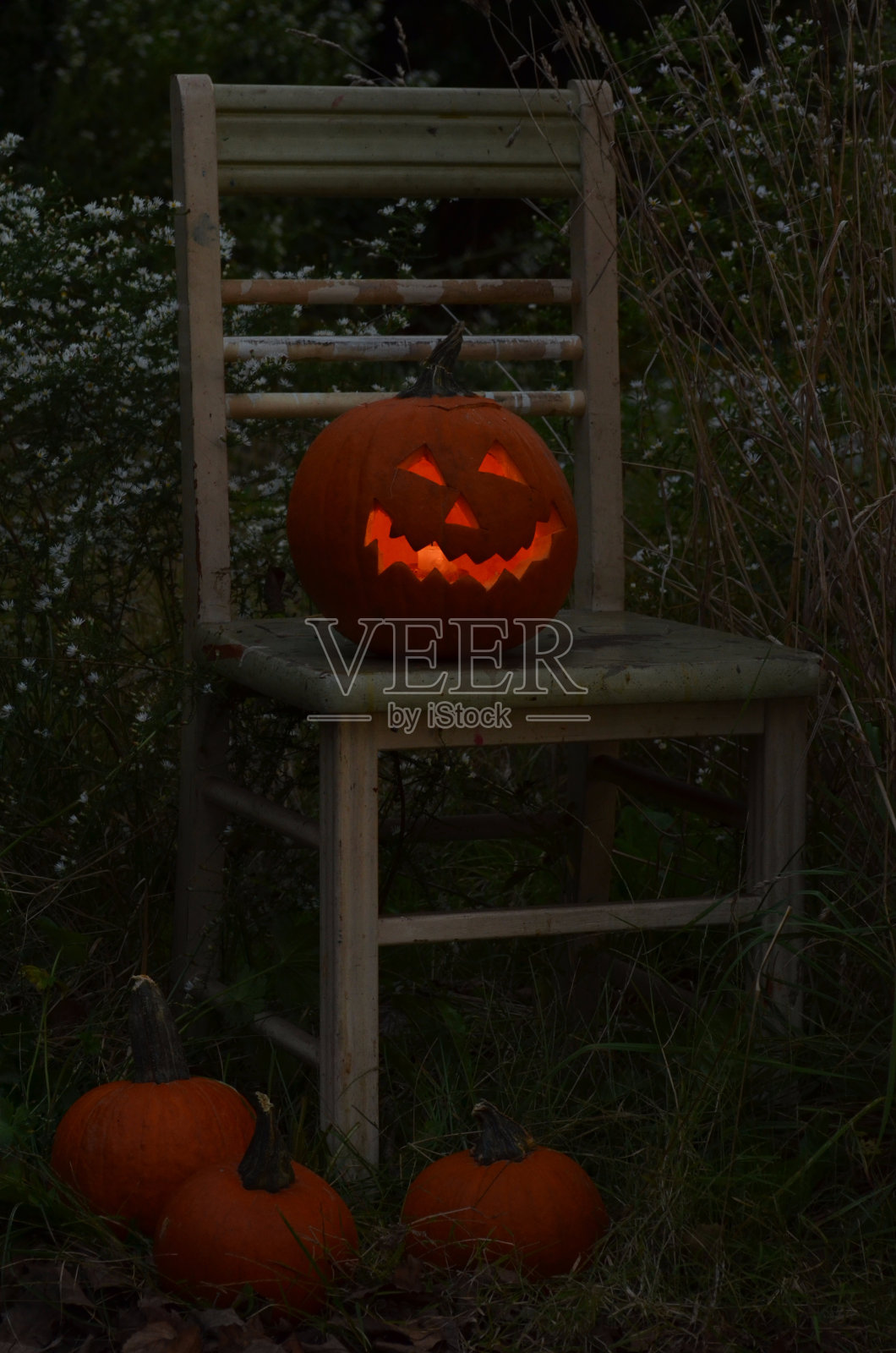 旧椅子上的万圣节南瓜灯照片摄影图片