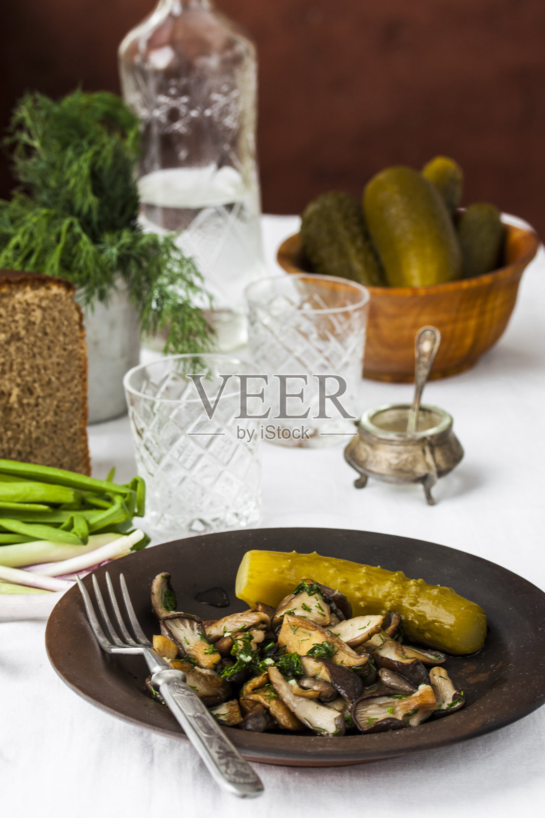 用黑色的盘子把平菇和大蒜炒熟照片摄影图片