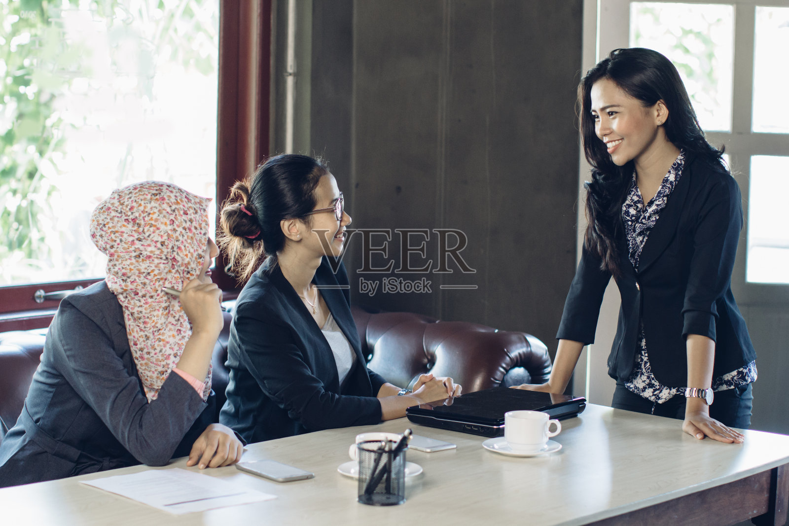 三个女人在办公室聊天照片摄影图片