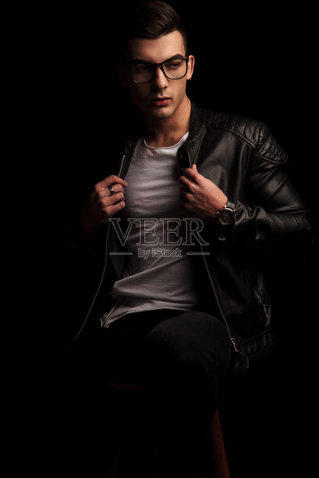 坐深色男子在黑色皮革和眼镜固定夹克照片摄影图片