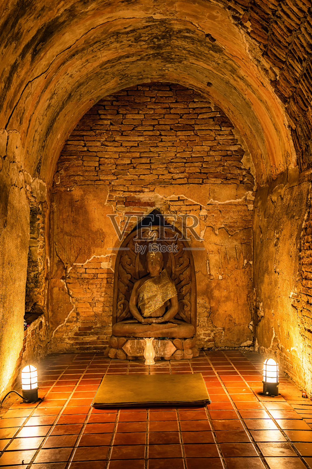 Umong Suan Puthatham庙隧道。照片摄影图片