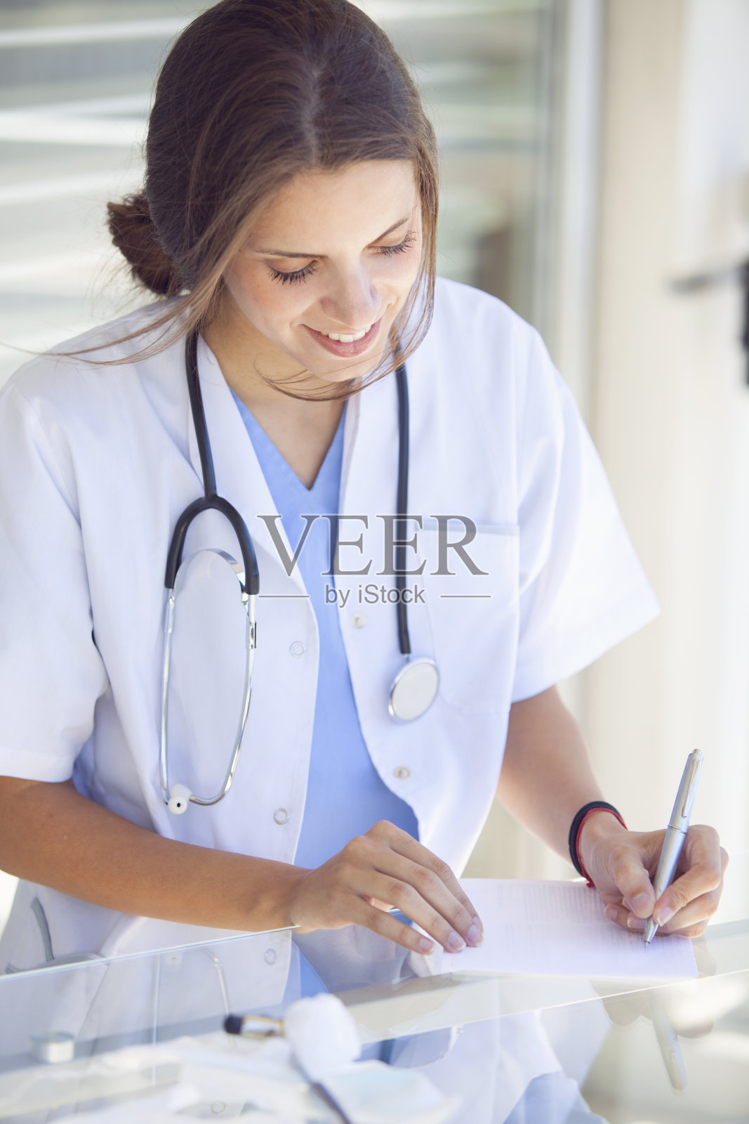 自信女医生照片摄影图片