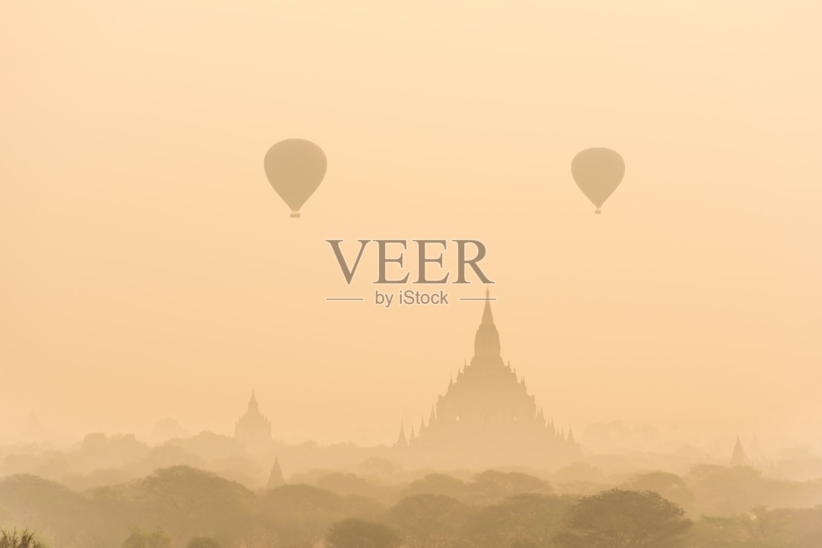 雾蒙蒙的早晨，蒲甘平原上空的热气球照片摄影图片