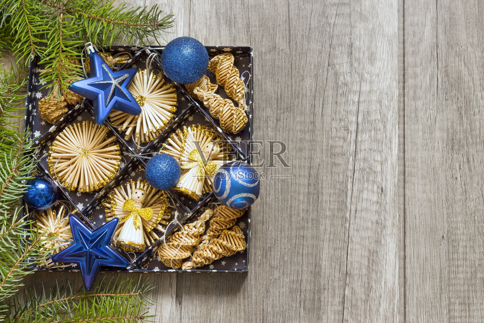 木板上的圣诞装饰照片摄影图片