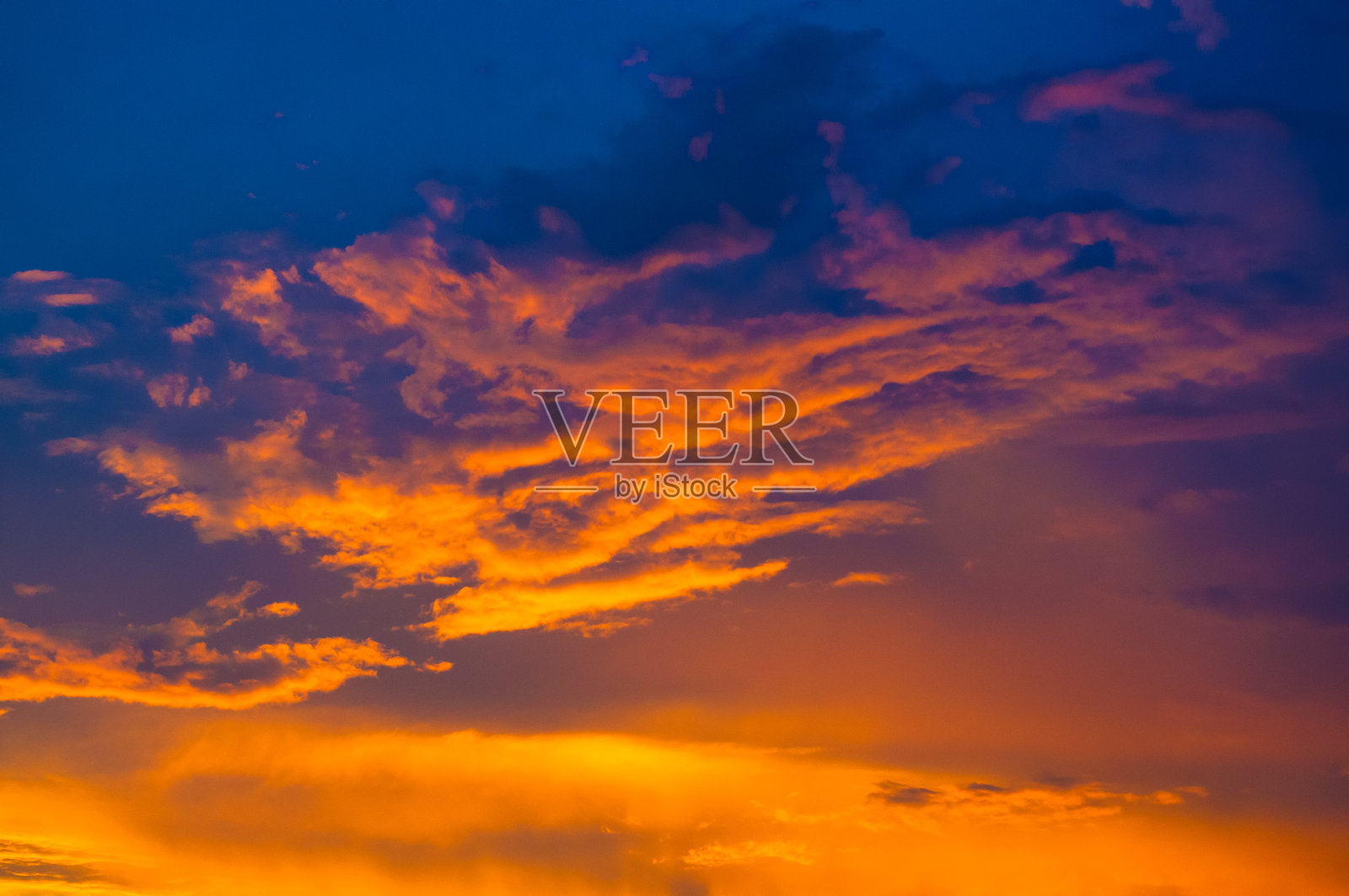 带有戏剧性光线的景观照片摄影图片