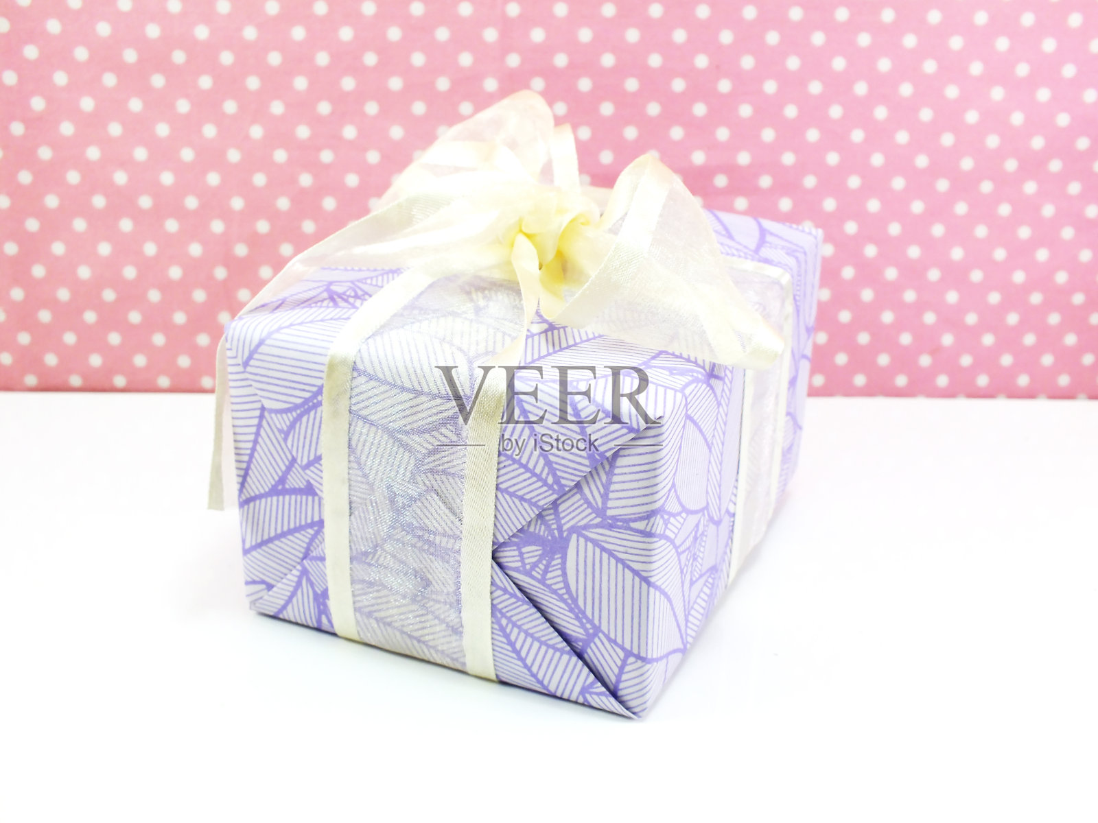 礼盒上的白色和甜蜜的圆点背景照片摄影图片