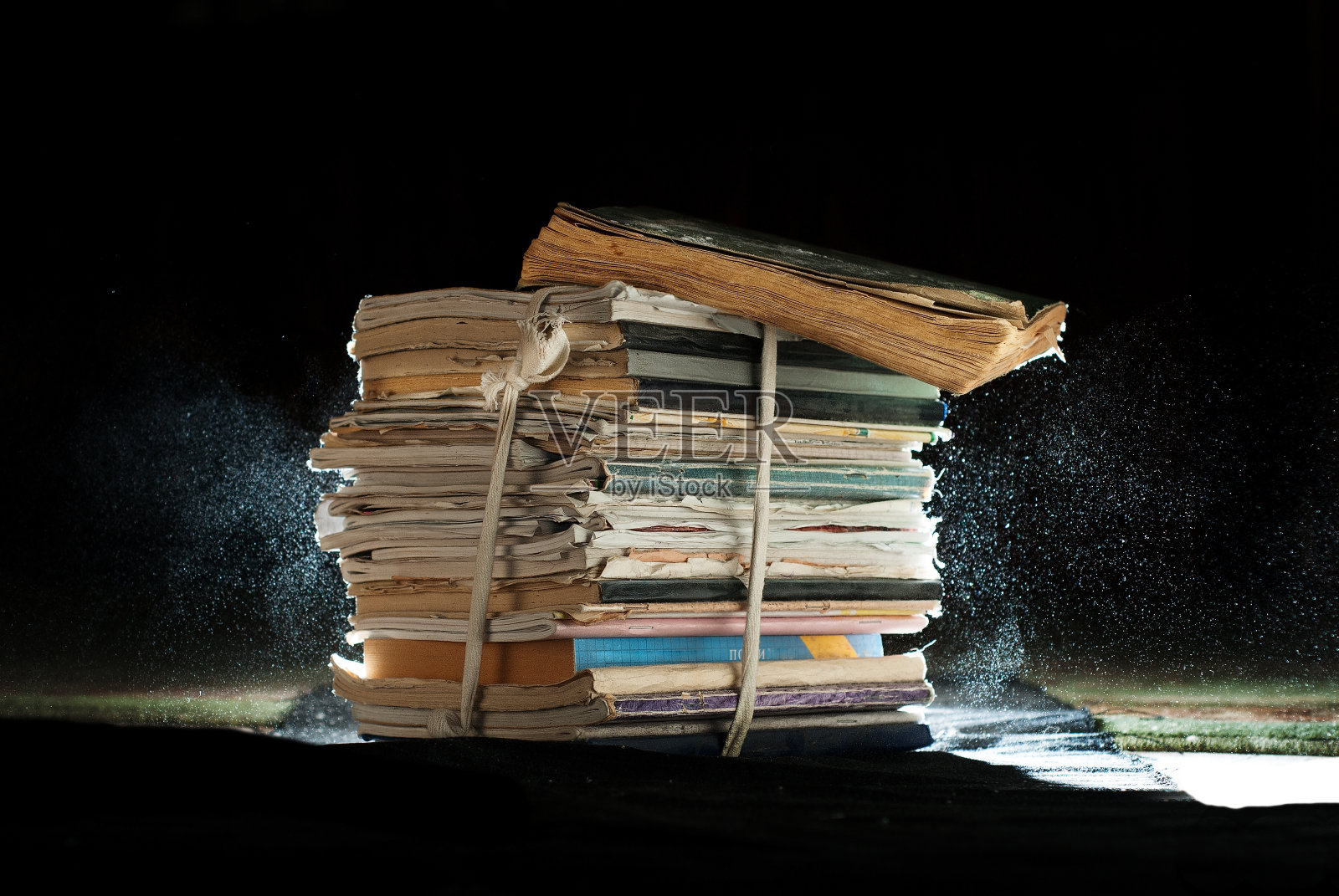 旧笔记本和书照片摄影图片