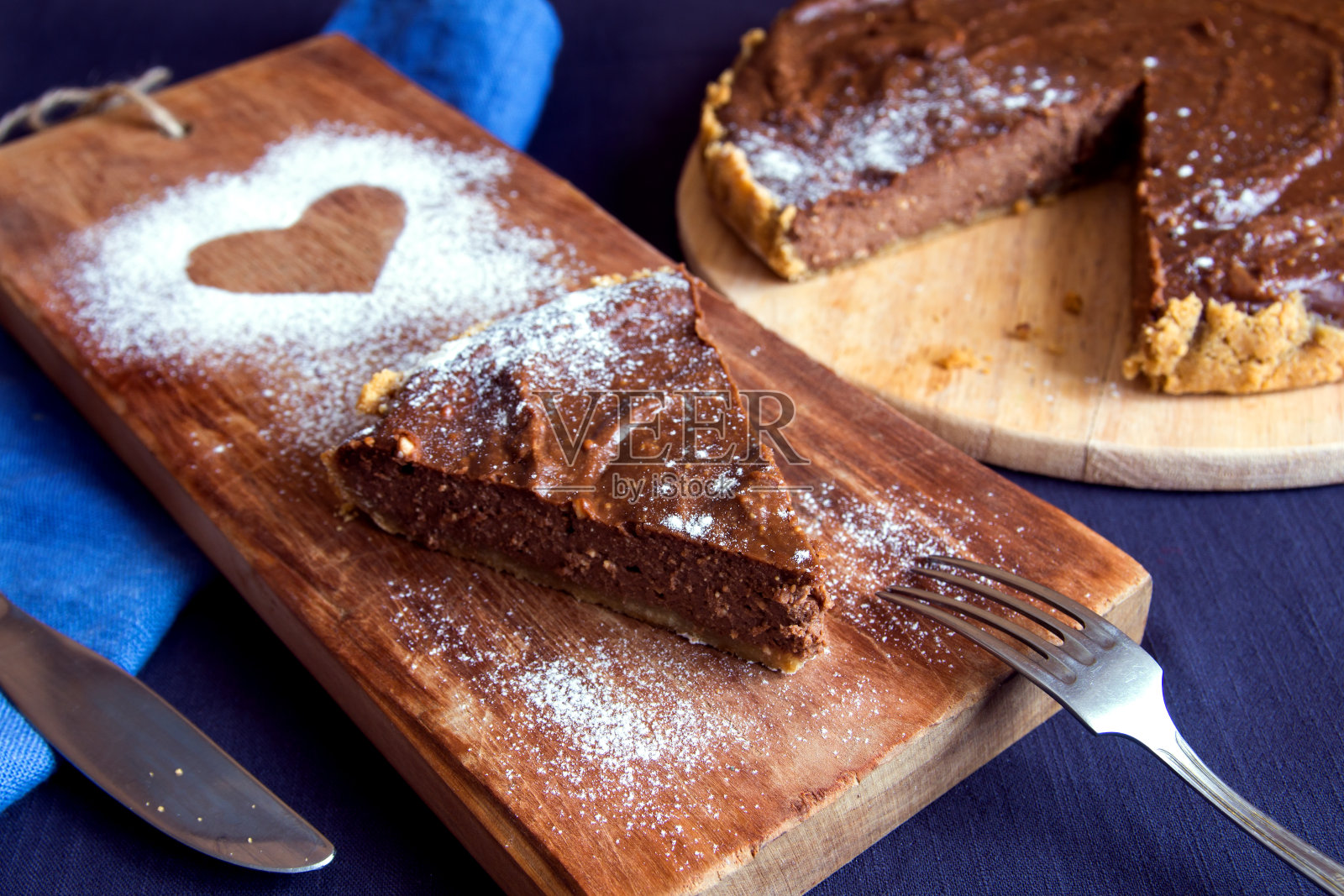 自制巧克力芝士蛋糕照片摄影图片