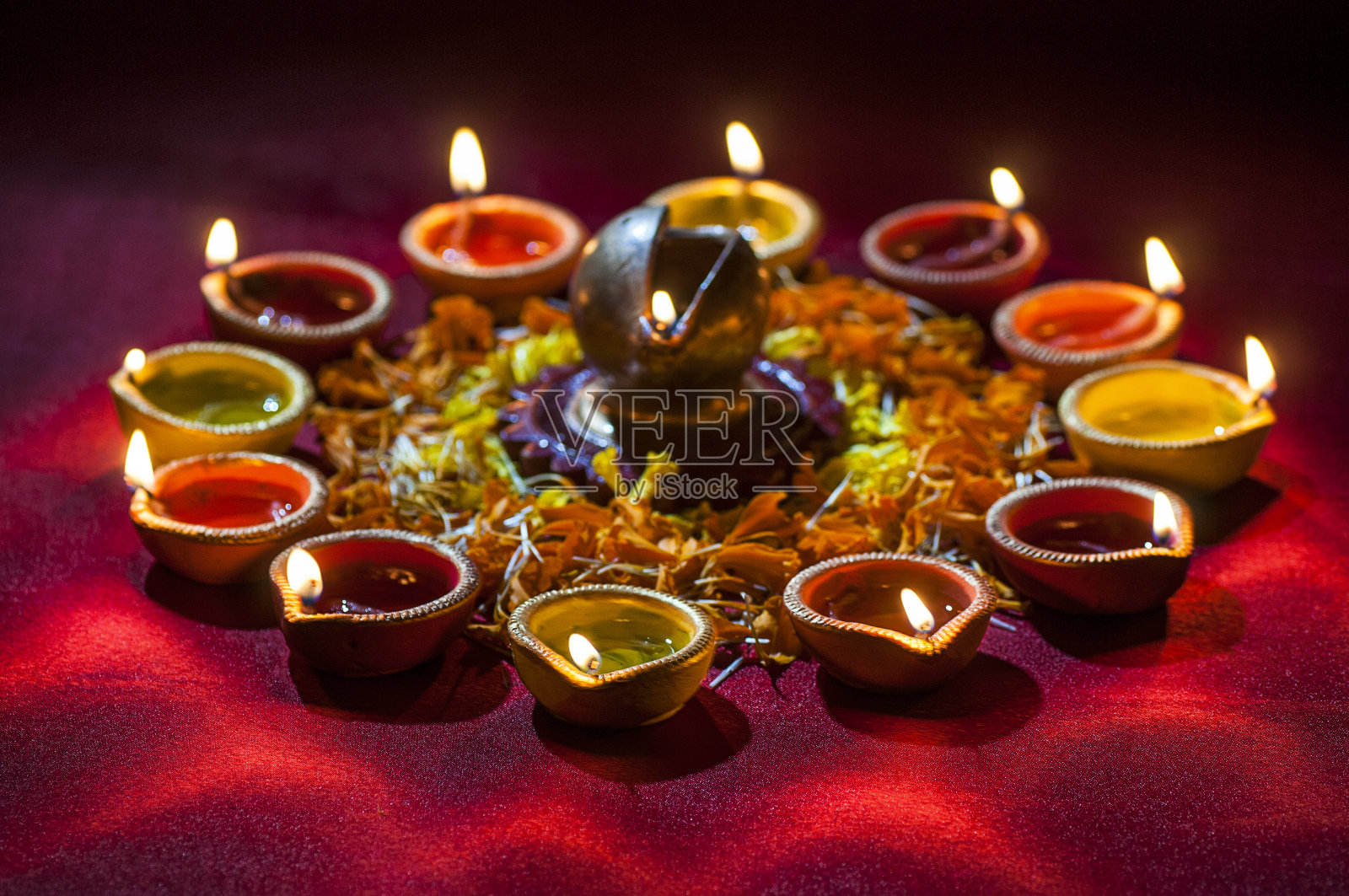 在排灯节庆祝期间点燃的粘土迪亚灯。贺卡设计照片摄影图片