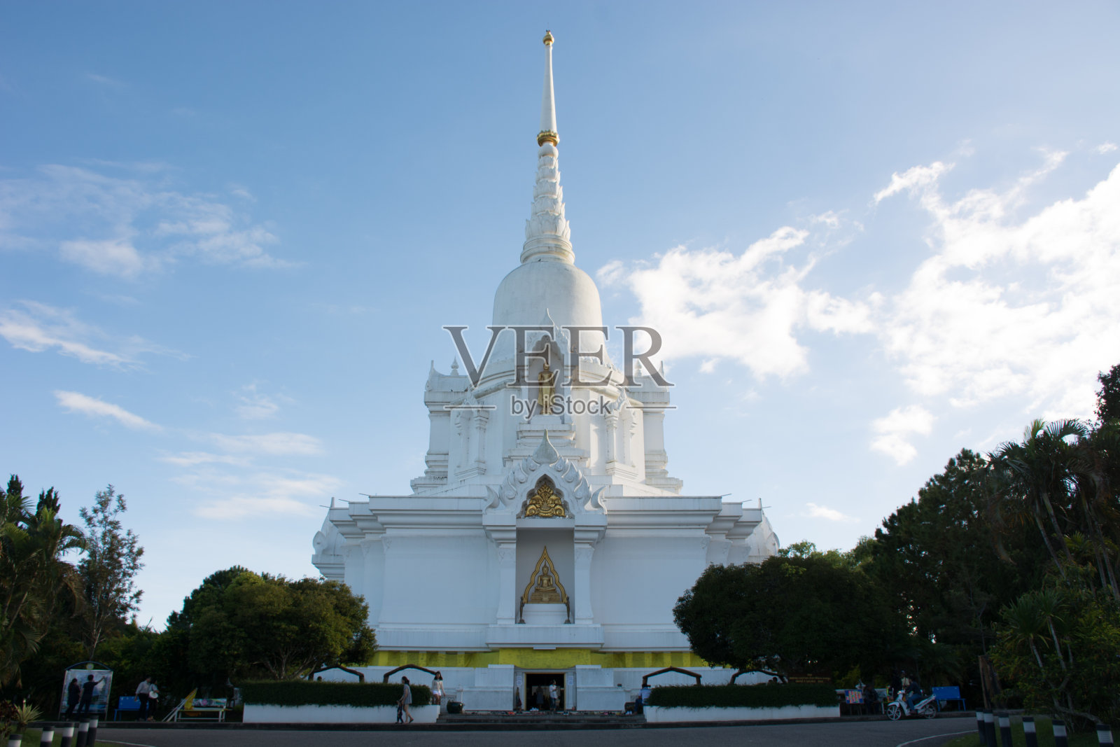 白塔，包含了美丽的佛的遗物照片摄影图片