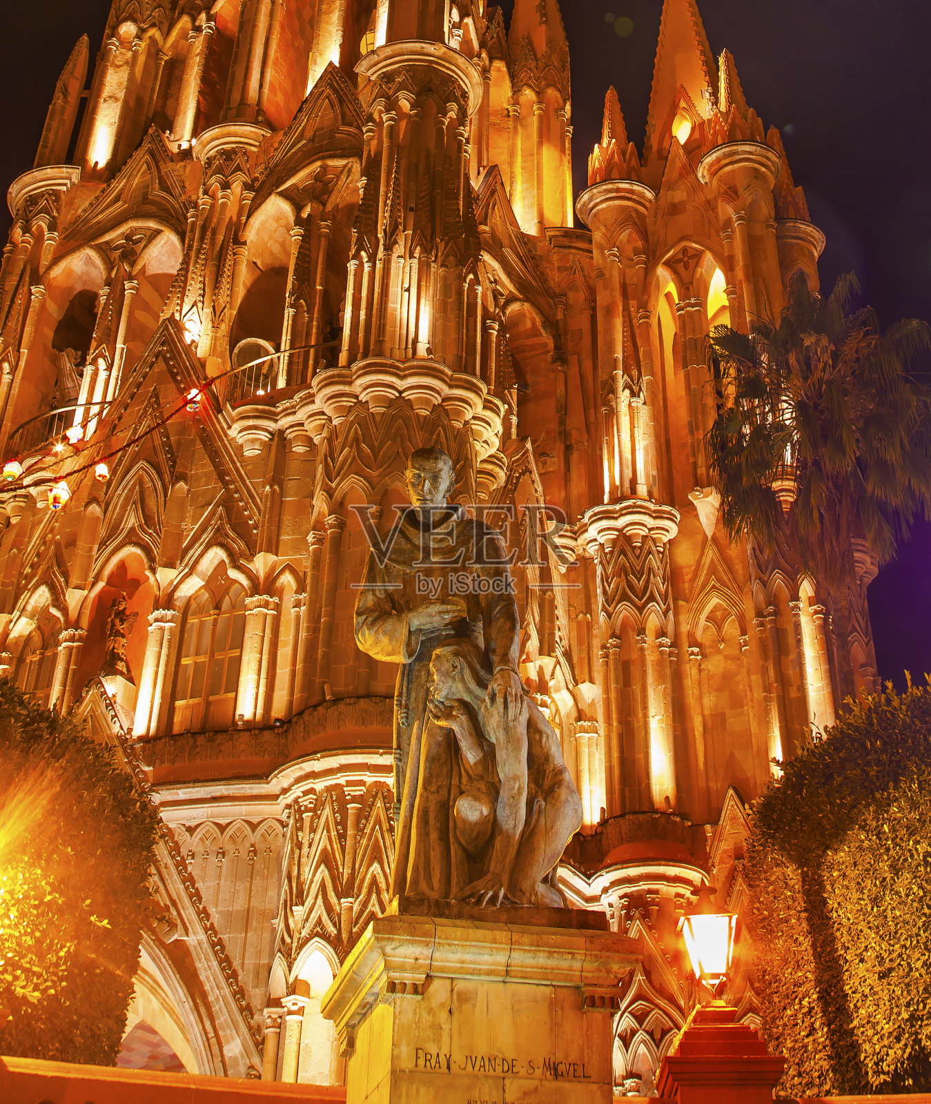 神父圣米格尔雕像帕罗奎亚夜教堂圣米格尔墨西哥照片摄影图片