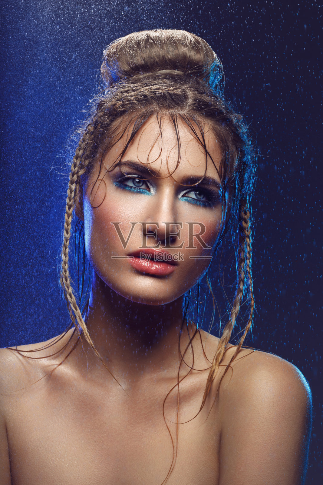 美丽的女孩，蓝色的妆在水滴照片摄影图片