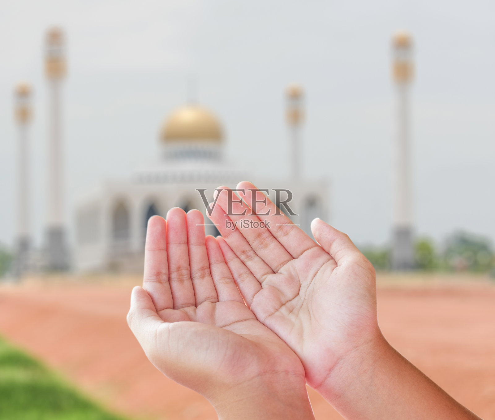 人张开两手，手掌向上照片摄影图片