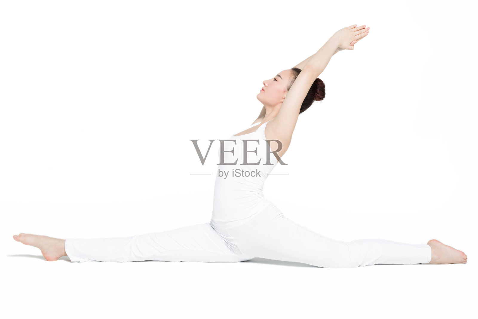 运动女性在练习瑜伽照片摄影图片