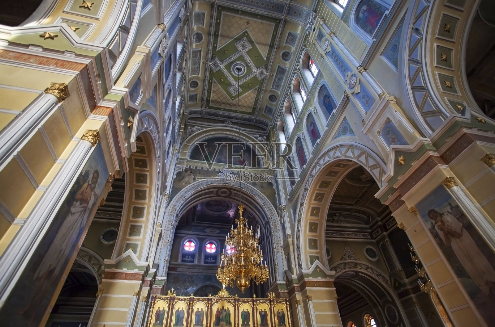 在哈尔科夫的圣母升天大教堂内。照片摄影图片