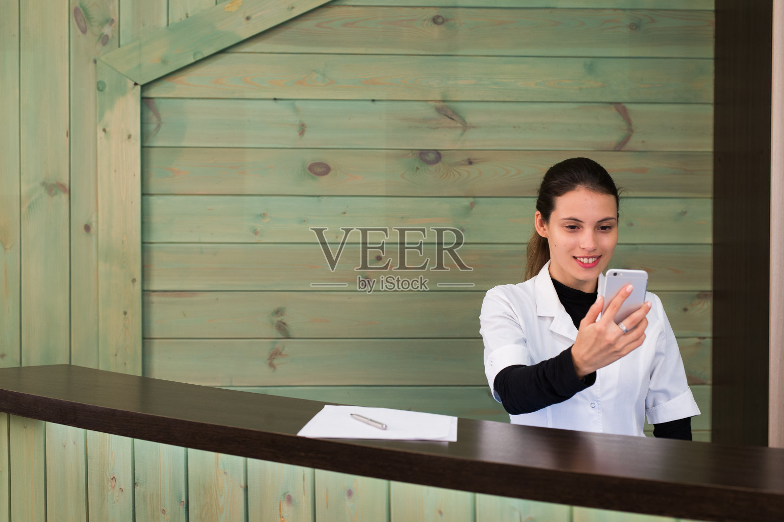 在水疗中心使用平板电脑发短信的女人照片摄影图片