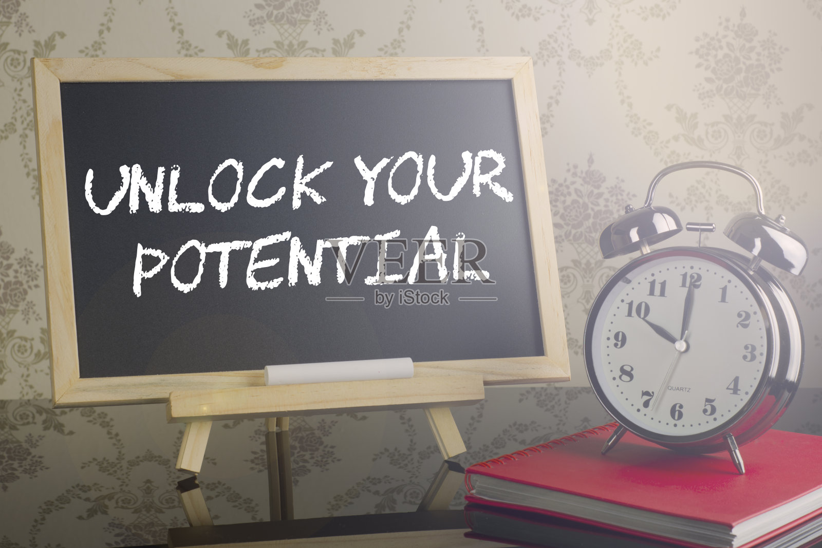 用耀斑和时钟在黑板上释放你的潜能。照片摄影图片