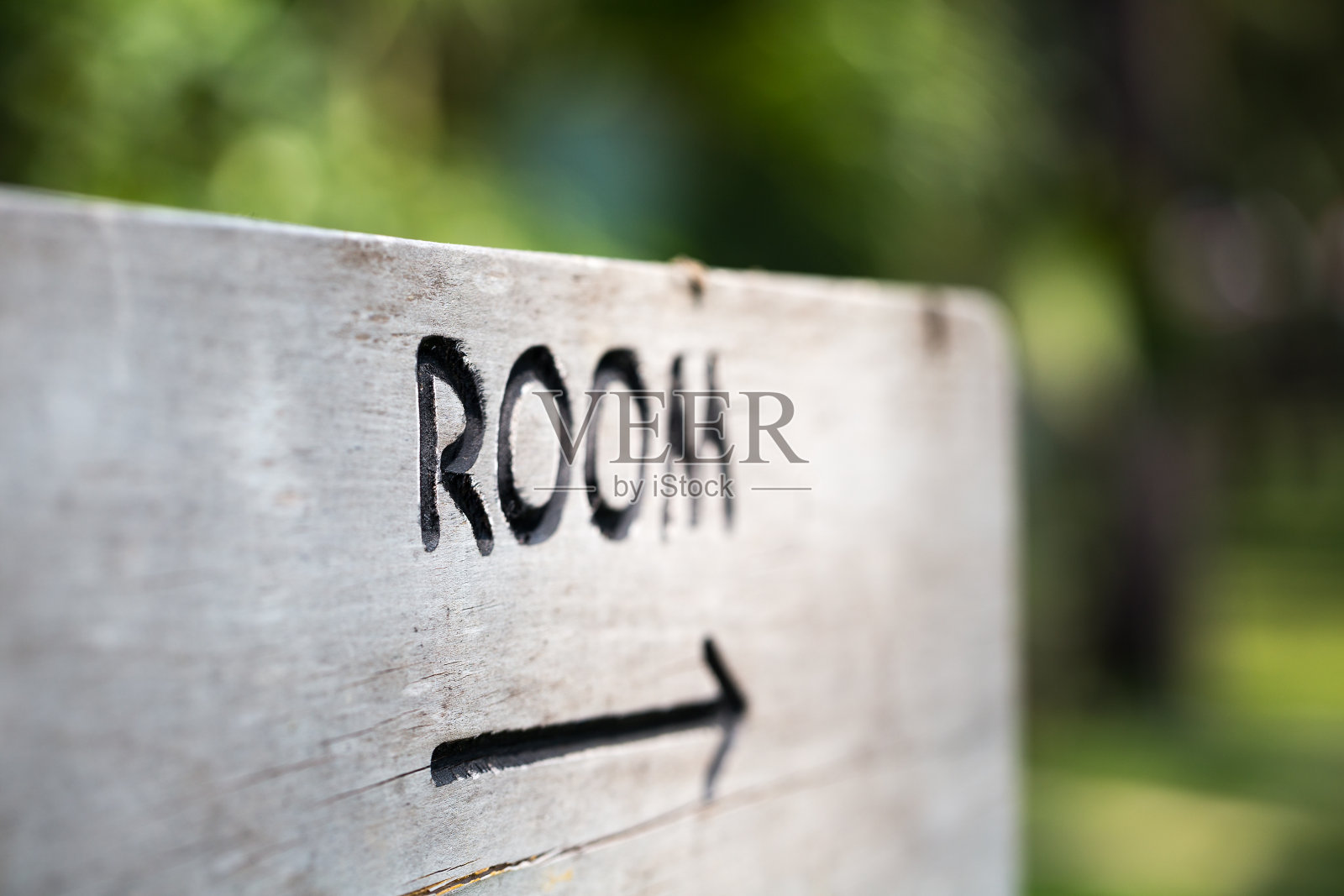 带有房间指针的木制招牌照片摄影图片