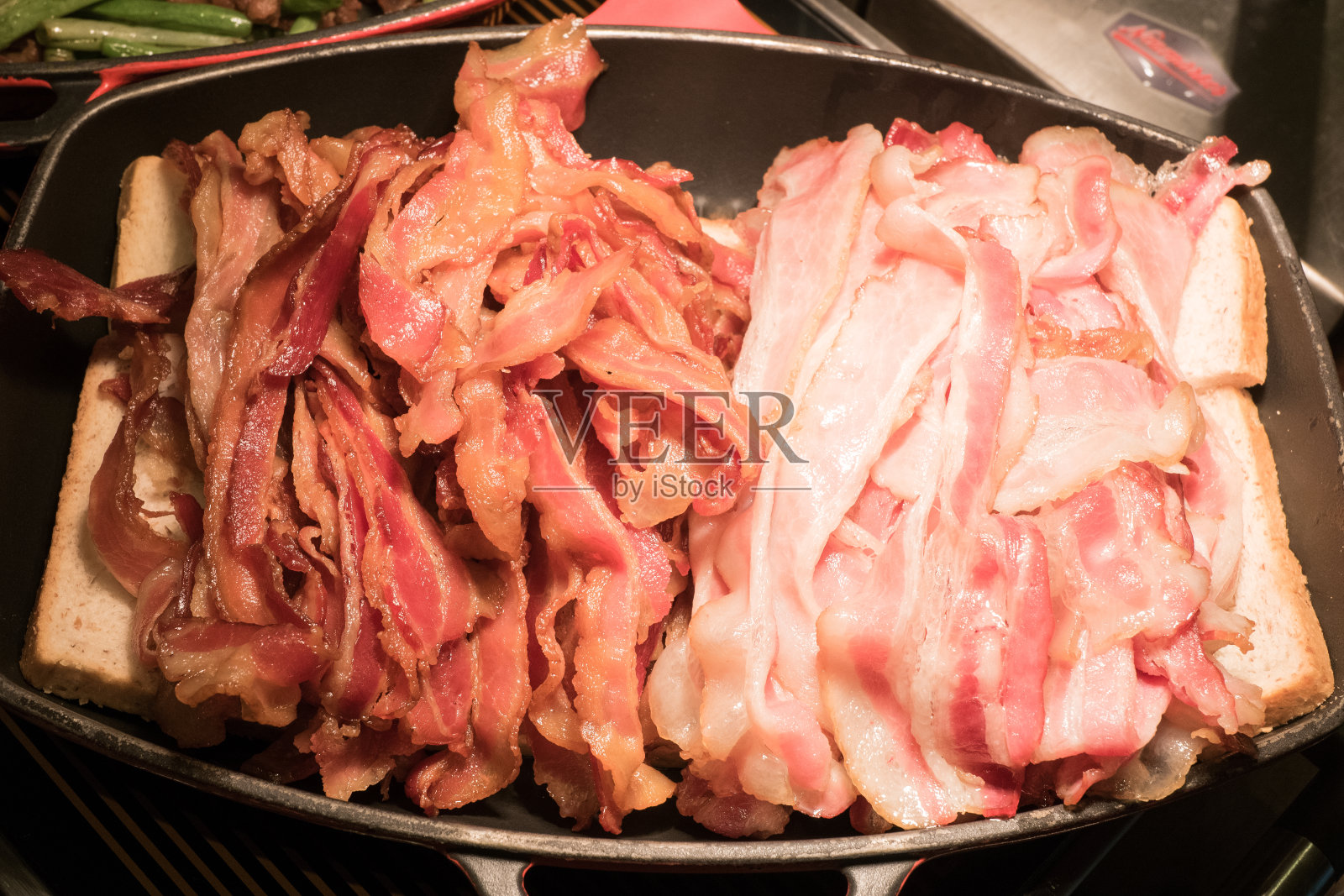 托盘上有美味的培根照片摄影图片