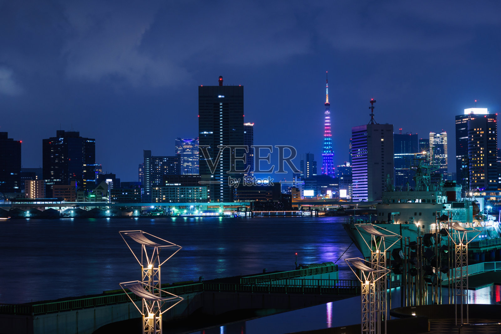 东京塔特殊照明和高层建筑照片摄影图片