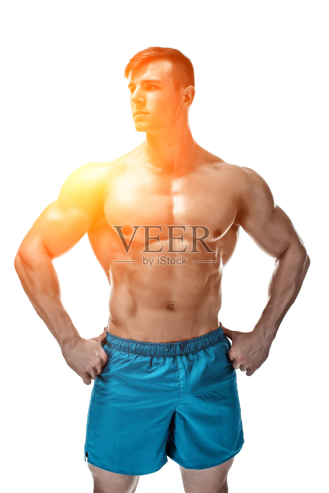 肌肉男在工作室摆姿势的照片照片摄影图片