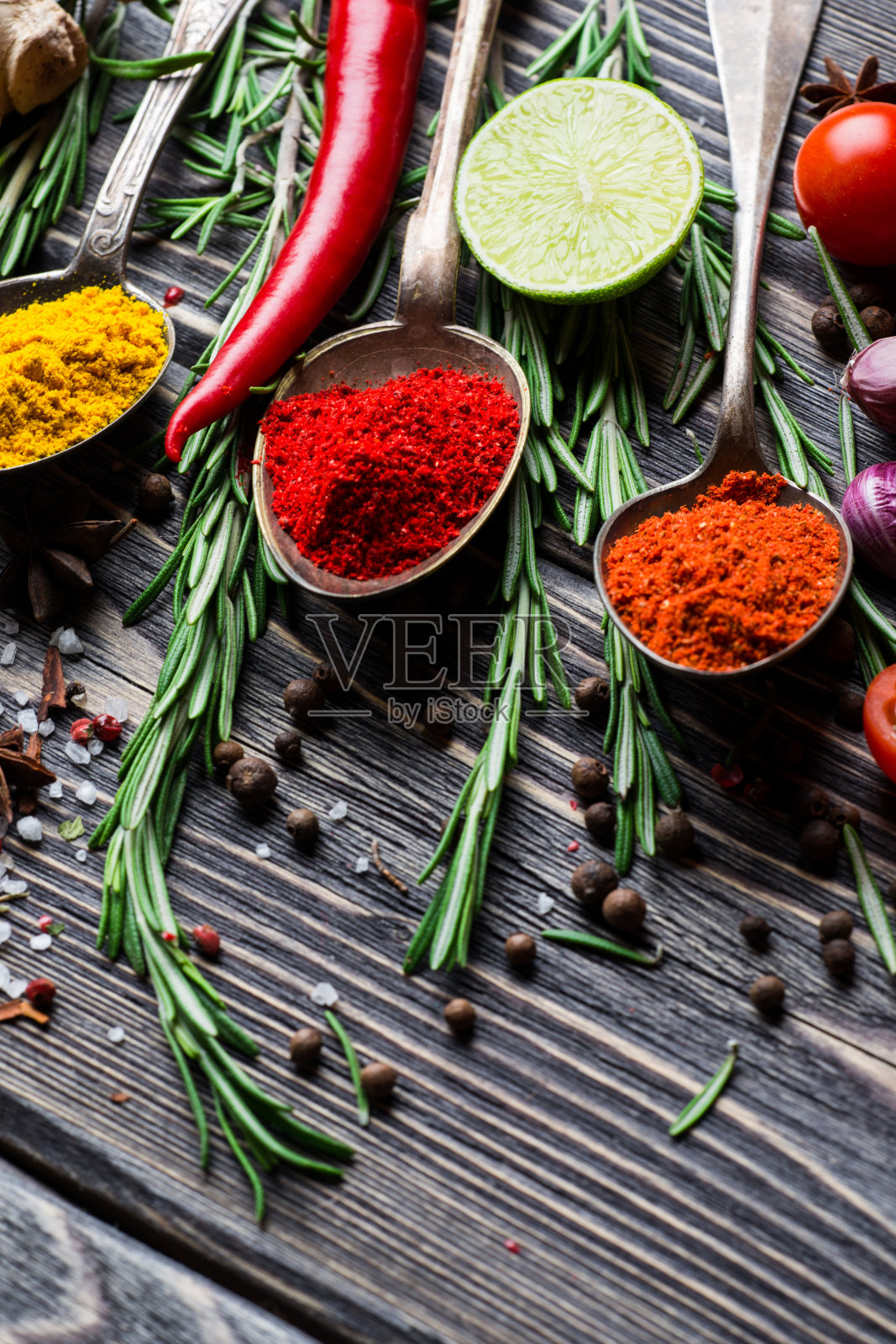 木质背景上的香料照片摄影图片